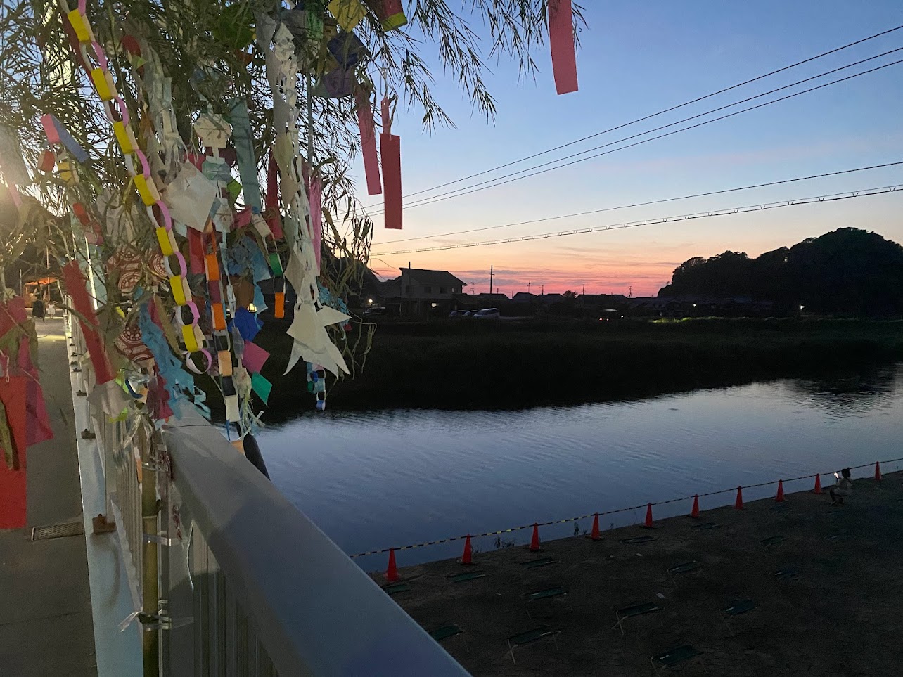 夕方準備中、佐津川橋からの風景