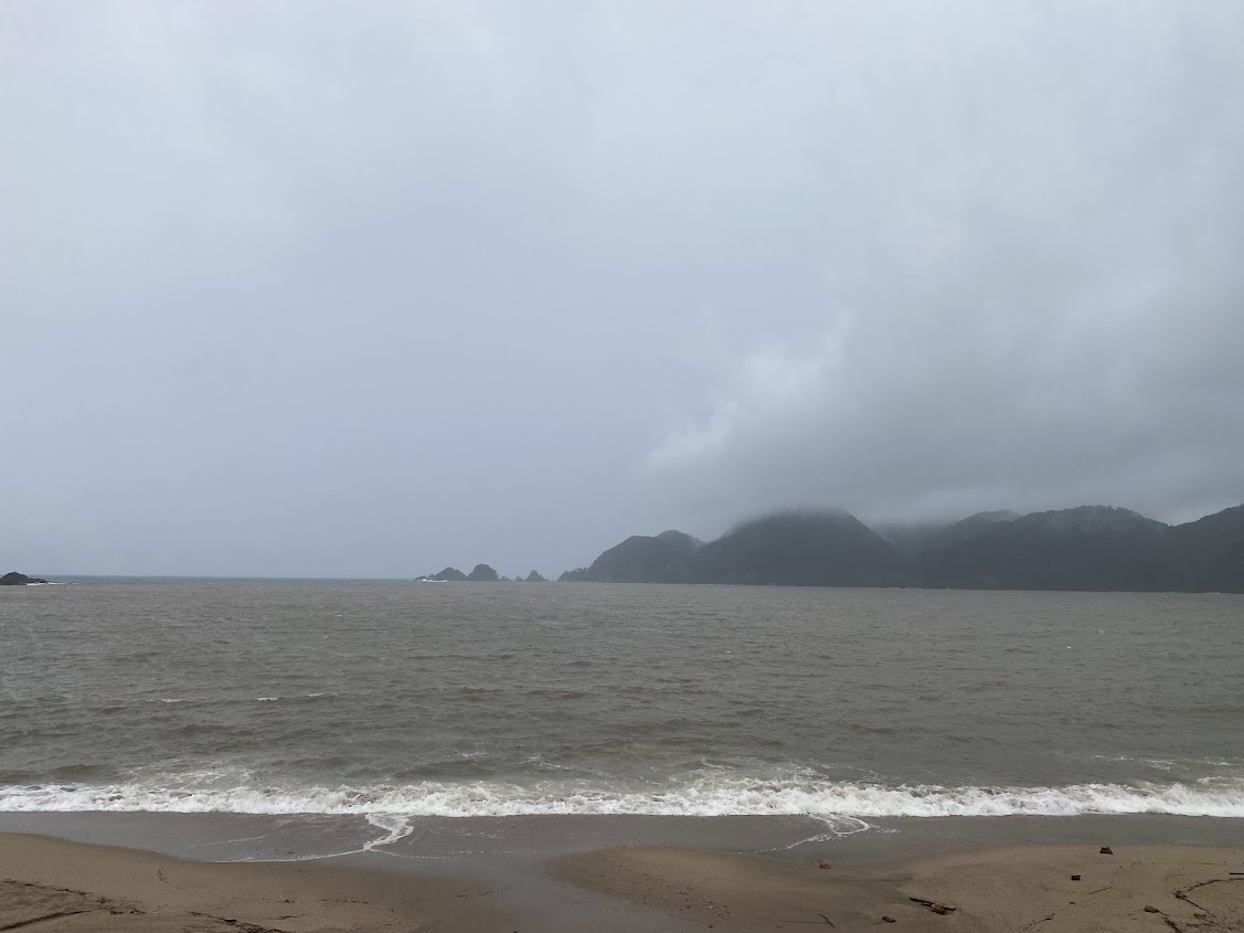 8月15日朝の佐津海水浴場