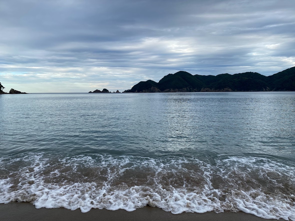 佐津海水浴場、波打ち際にて