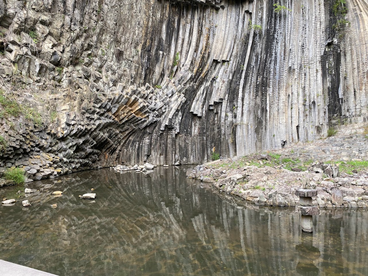 水面にも玄武岩が映る青龍洞、個人的に大好きです♪