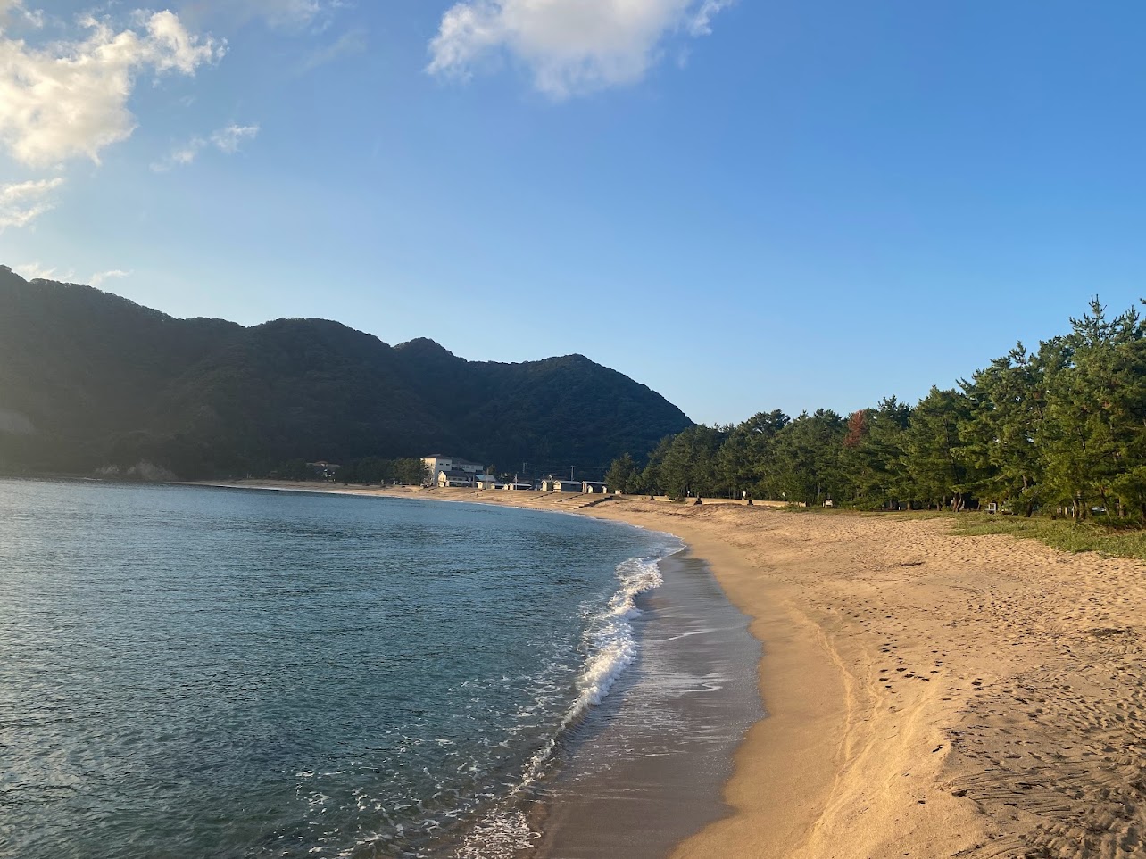 西側から佐津海水浴場を臨む