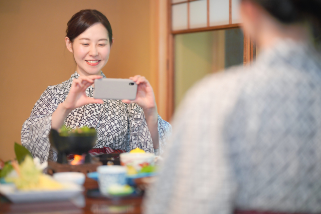 夕食は旅館での一大イベント