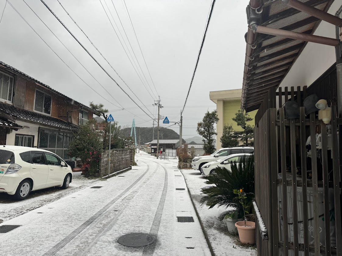 12月17日朝、道路も白くなりました