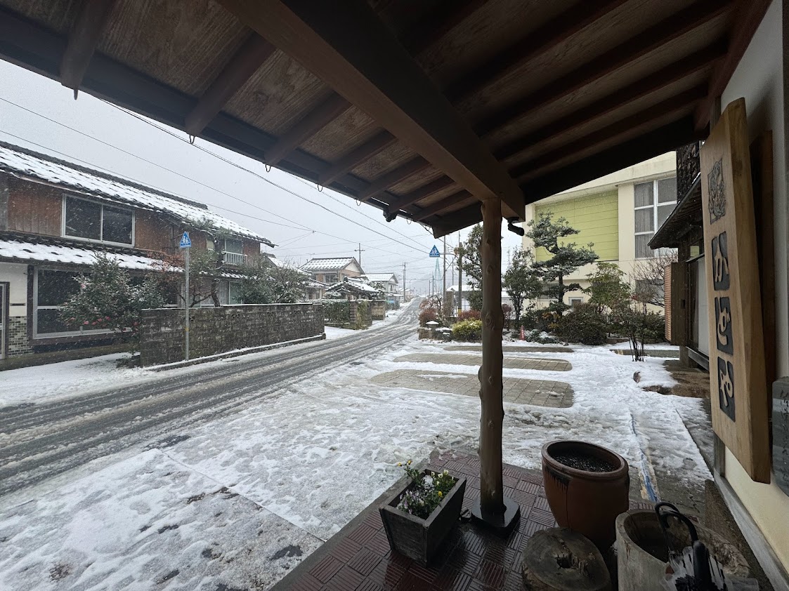 お昼頃。よく降っていますが、消雪水なしで路面は見えています