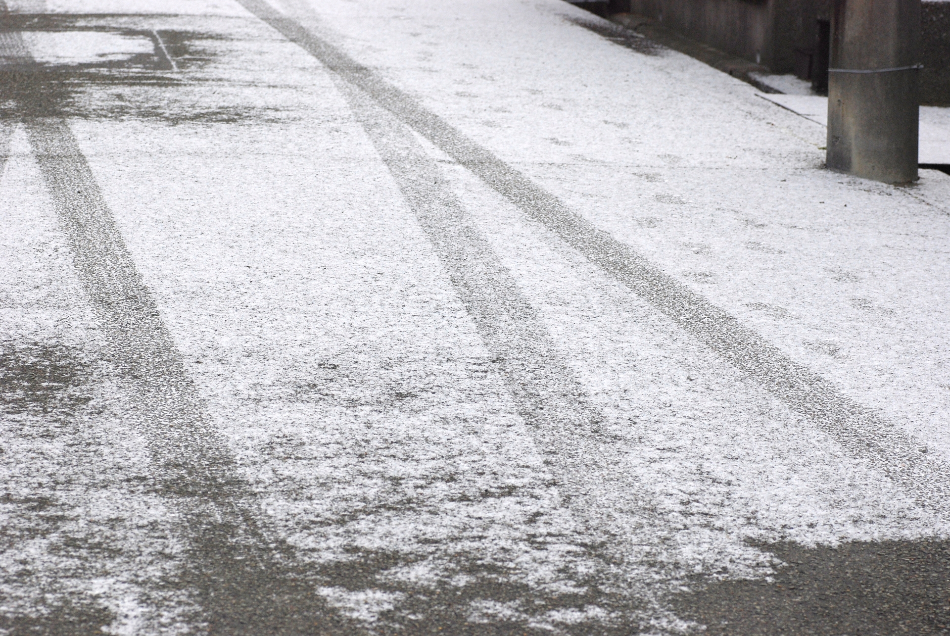 薄っすらと雪が積もった道