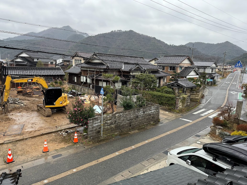 かどや前の民家が解体工事中