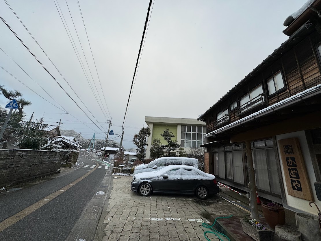 道に雪は積もっていません