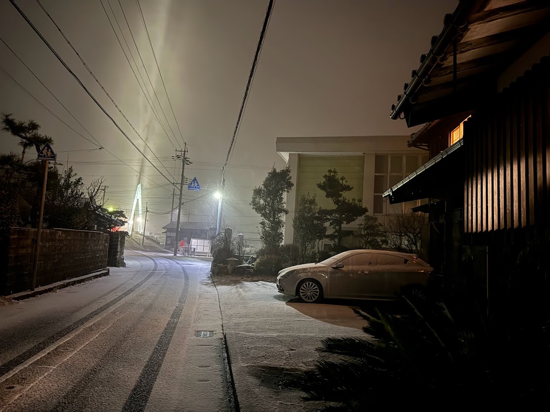 夜になって強風での横殴りの雪が！！