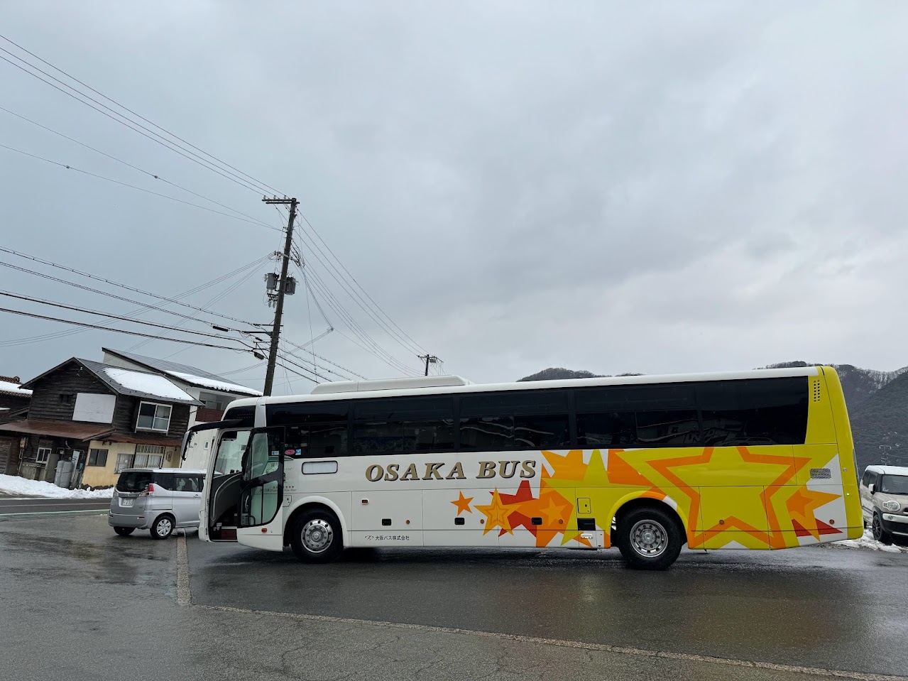 佐津駅に停車中のかにバス香住ライナー