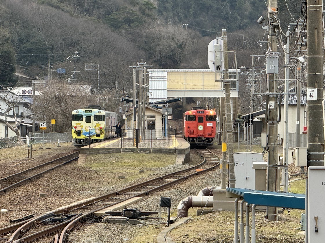 佐津駅で上下線が行き交うキハ47系列車