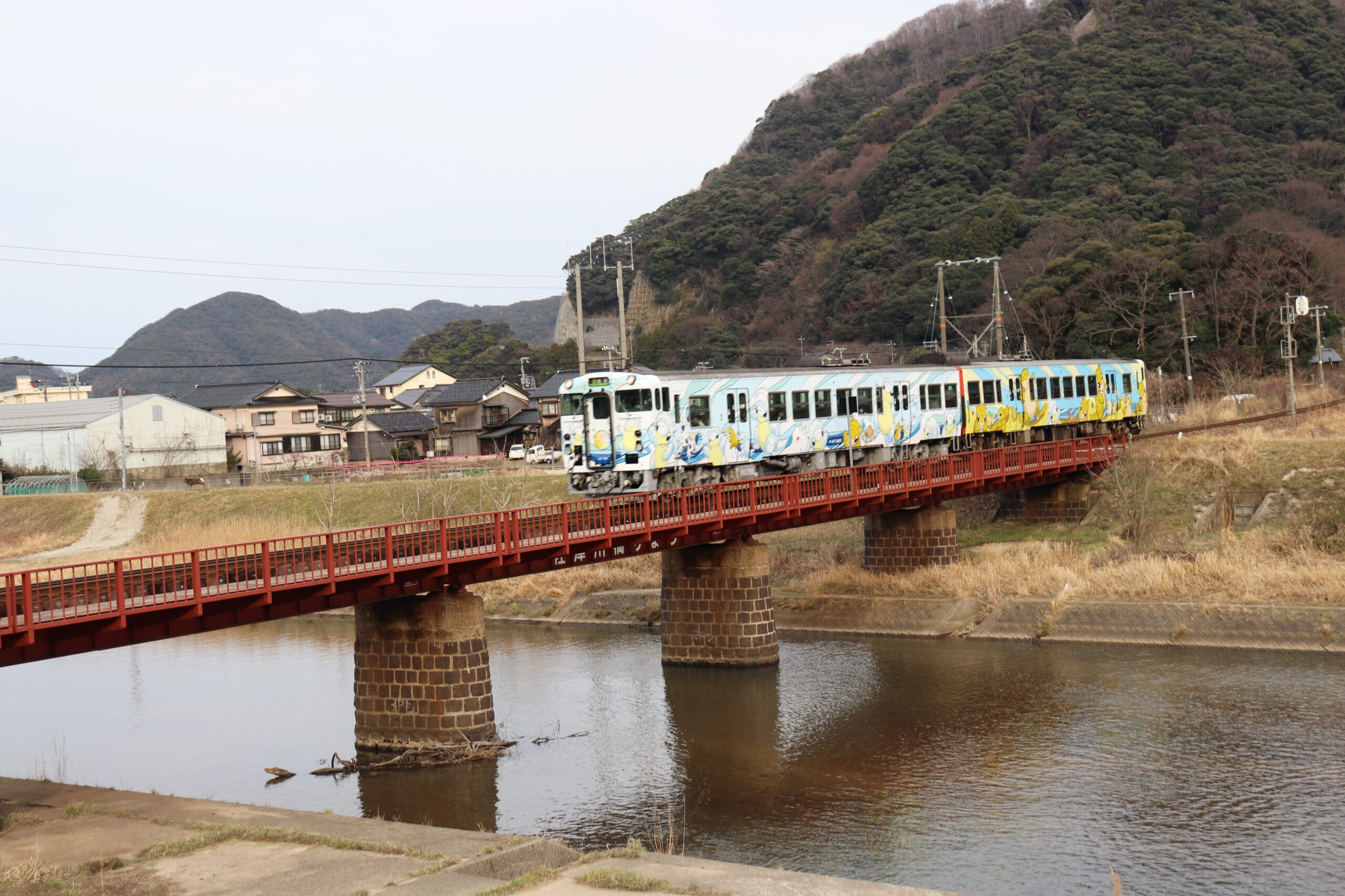 佐津川を通過するポケモンラッピング列車