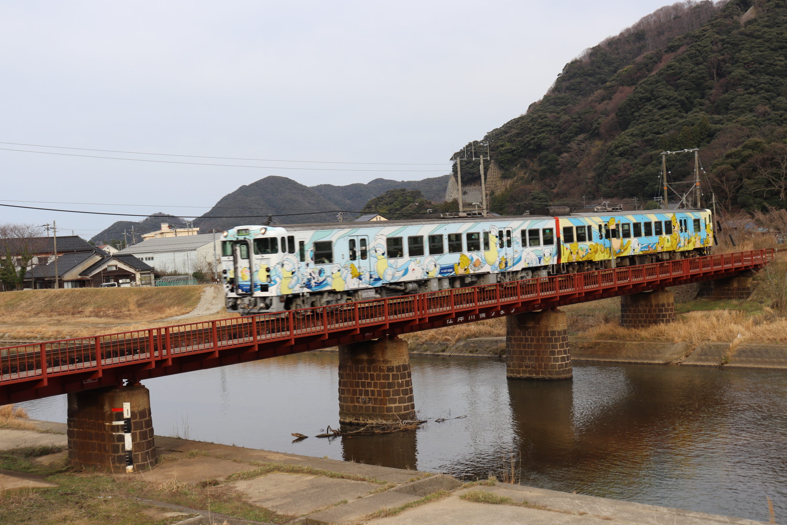 佐津川を通過するポケモンラッピング列車