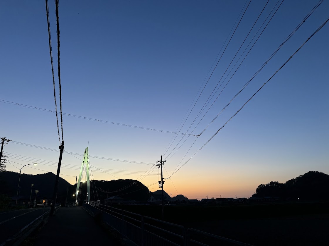 かどや側から佐津川橋を臨む