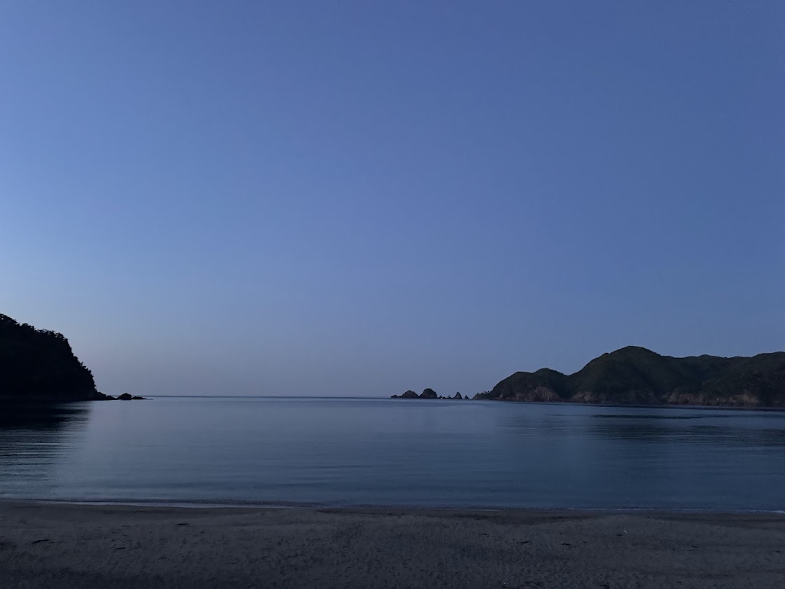 ベタ凪の佐津海水浴場（夕闇バージョン）