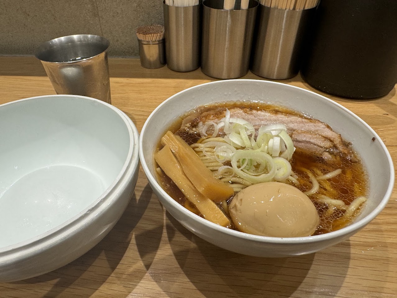 「人類みな麺類」の醤油ラーメン