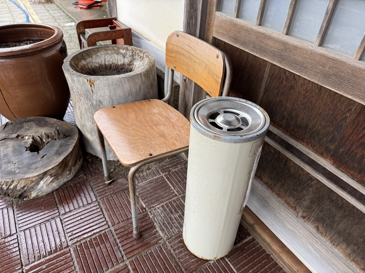 灰皿横にある椅子