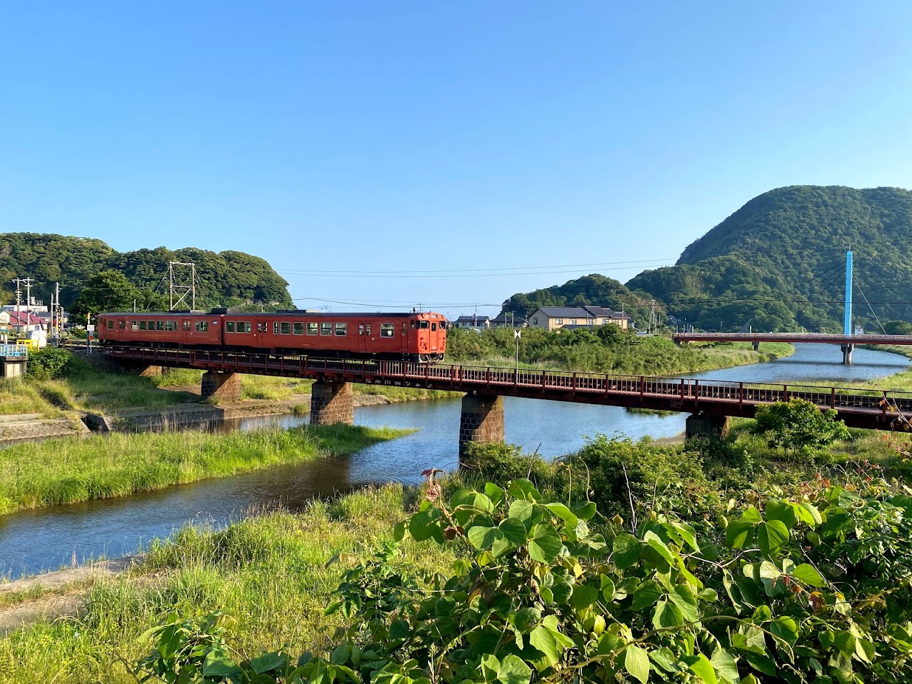佐津川を渡るJR普通列車
