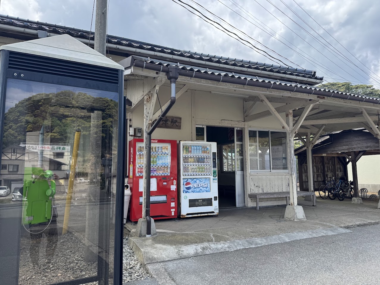 民宿かどやの最寄駅であるJR山陰本線佐津駅
