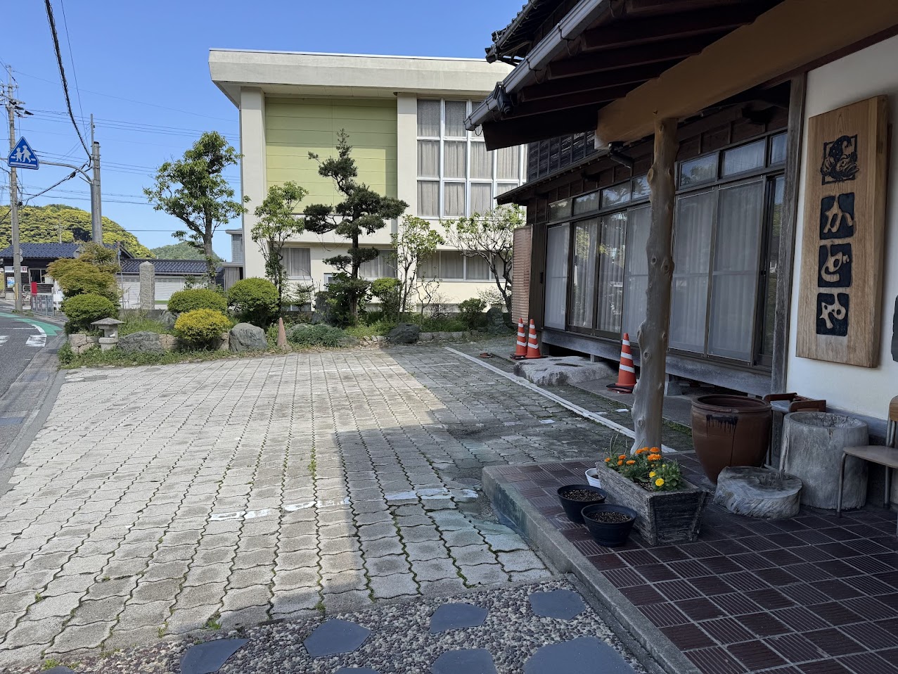 かどや玄関前駐車場