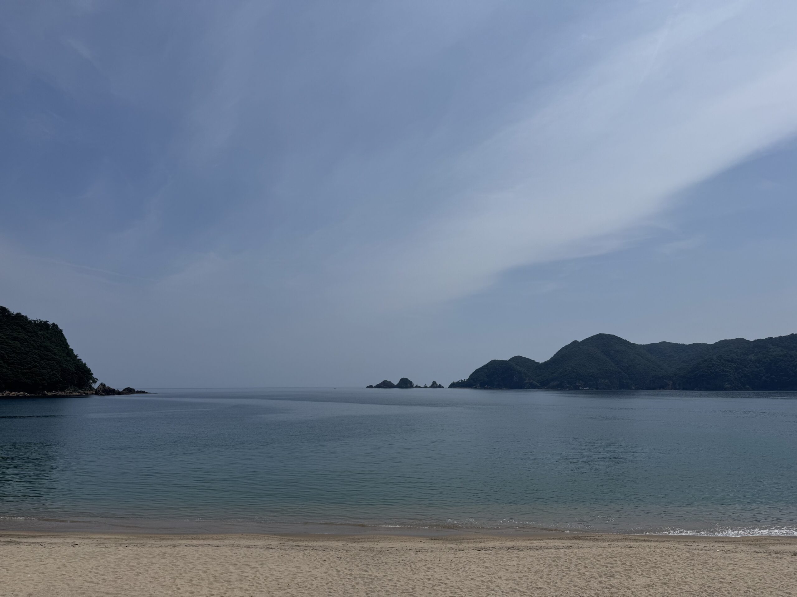 ベタ凪の佐津海水浴場(2026.6.19.AM撮影)