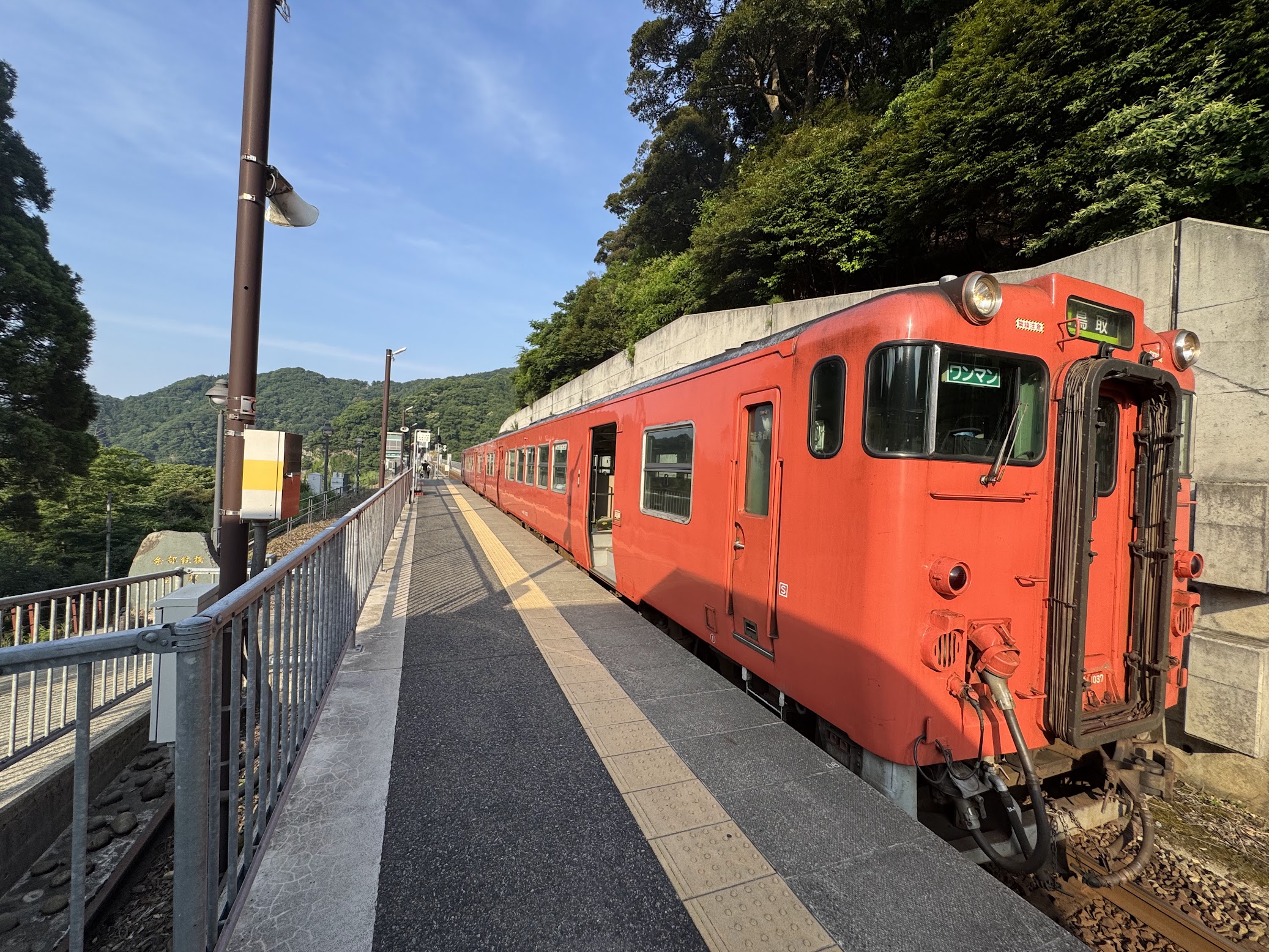 JR山陰本線を走るディーゼル列車
