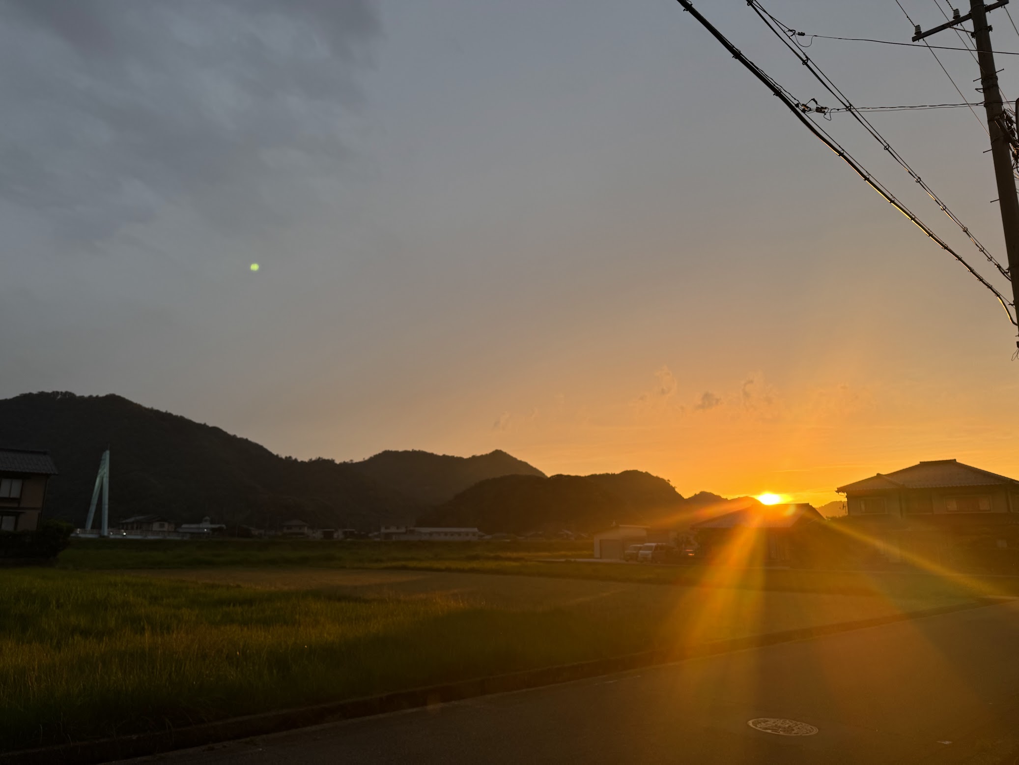 佐津集落より西の空が赤く染まっている様子
