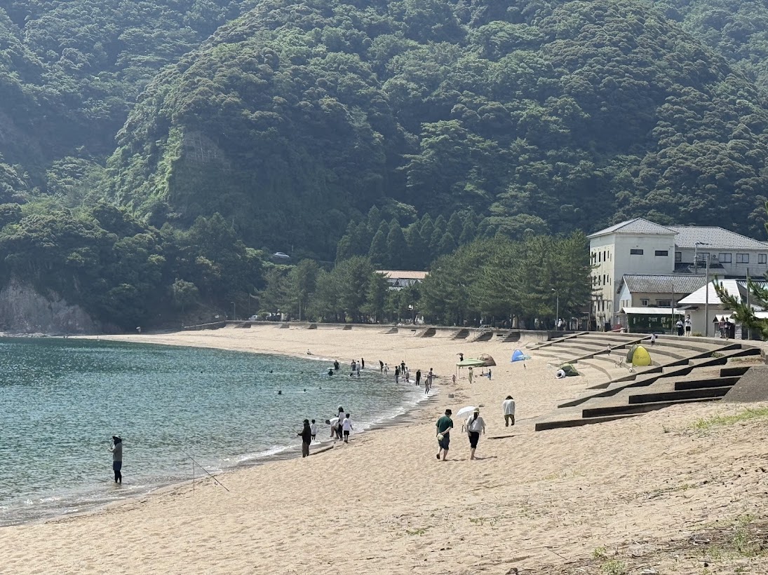 遊泳者がチラホラ(佐津海水浴場R7.7.6.撮影)