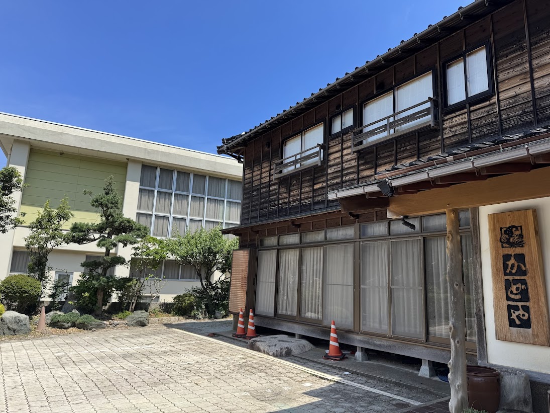 かどやの西側にあるのが旧佐津小学校