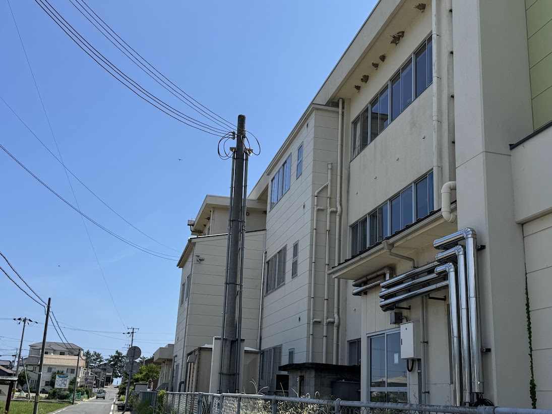 旧佐津小学校校舎西側(裏側)