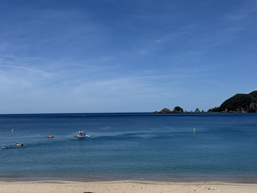 海水浴場開設初日の佐津ビーチ