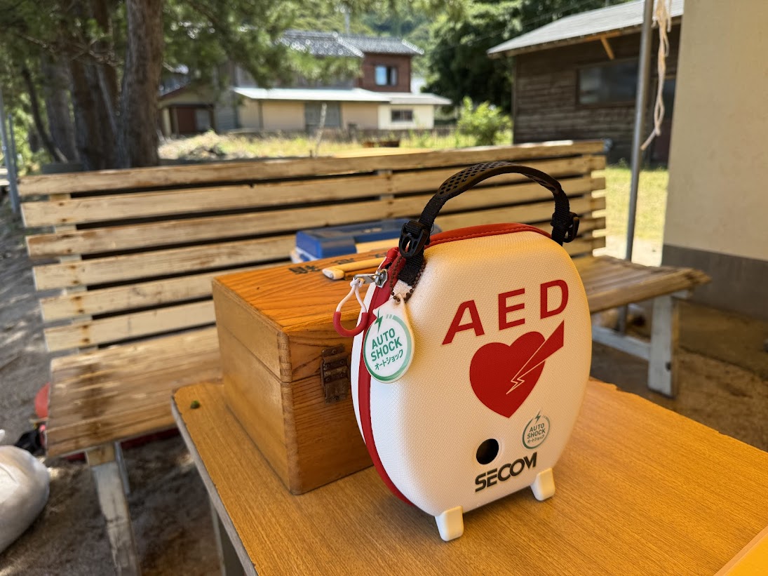 監視所の救急箱とAED