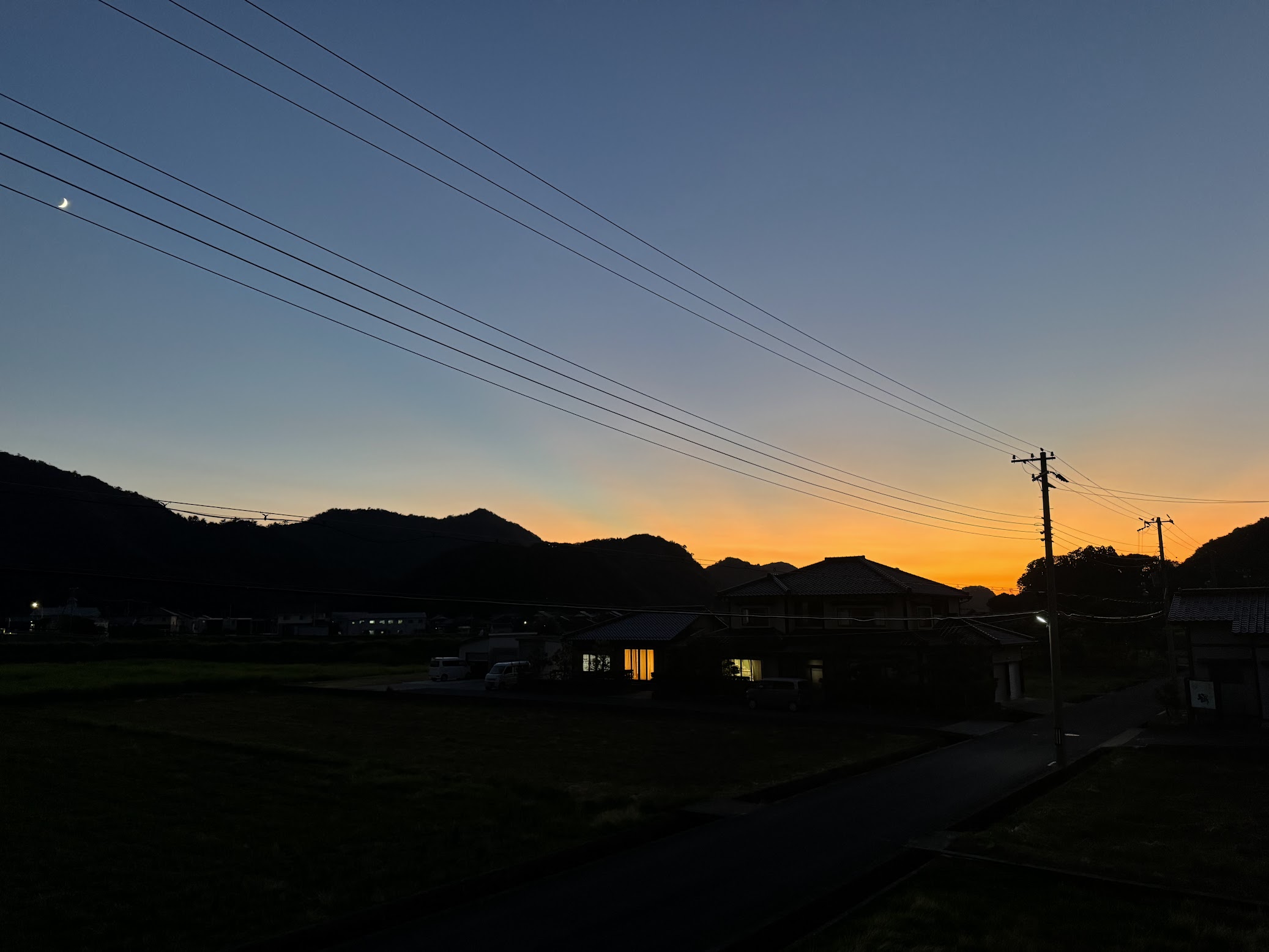佐津集落がオレンジ色に染まる夕暮れ