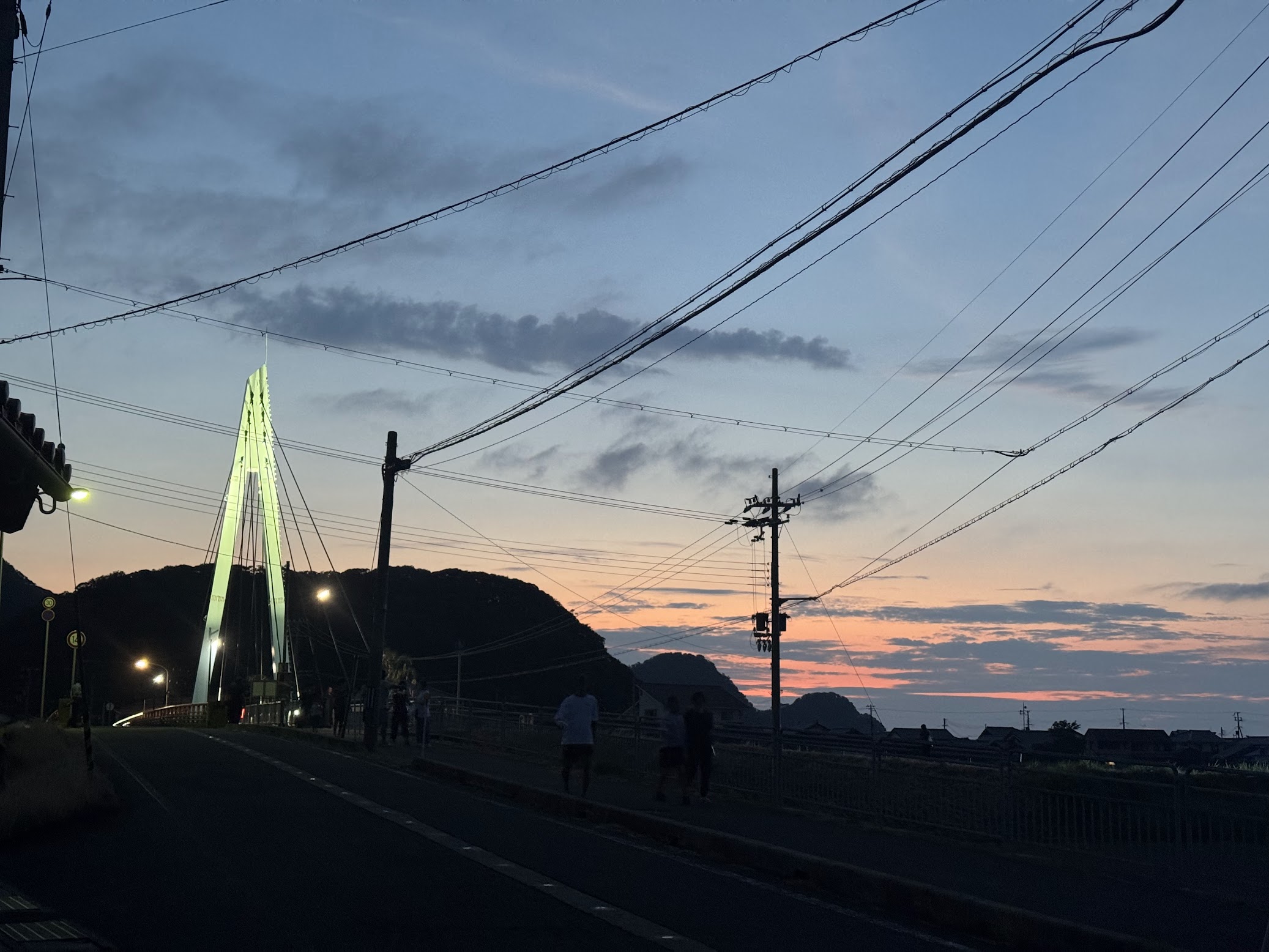 灯籠流し前、夕暮れ時の佐津川橋