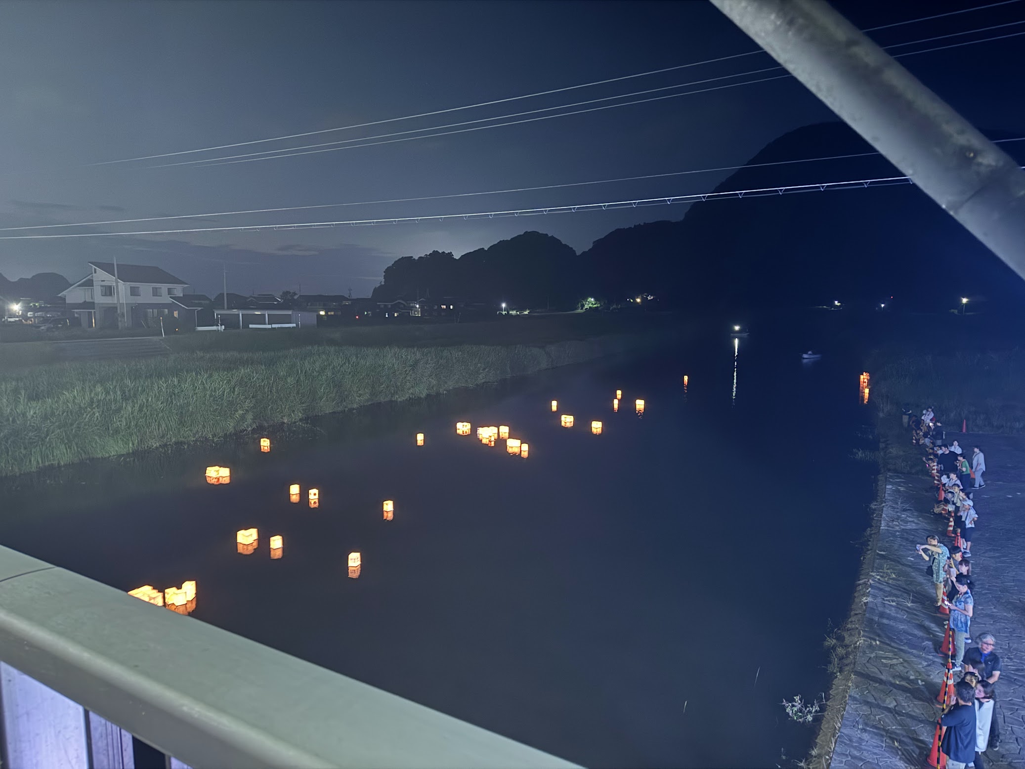 佐津川灯籠流し(橋の上から)