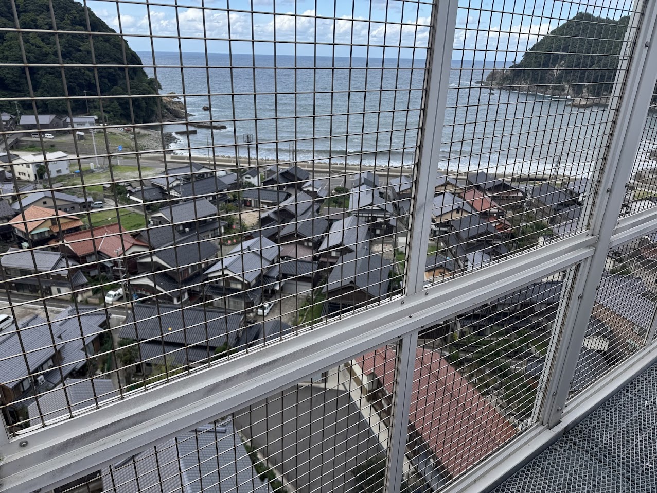 空の駅から見下ろす日本海と余部集落の家々
