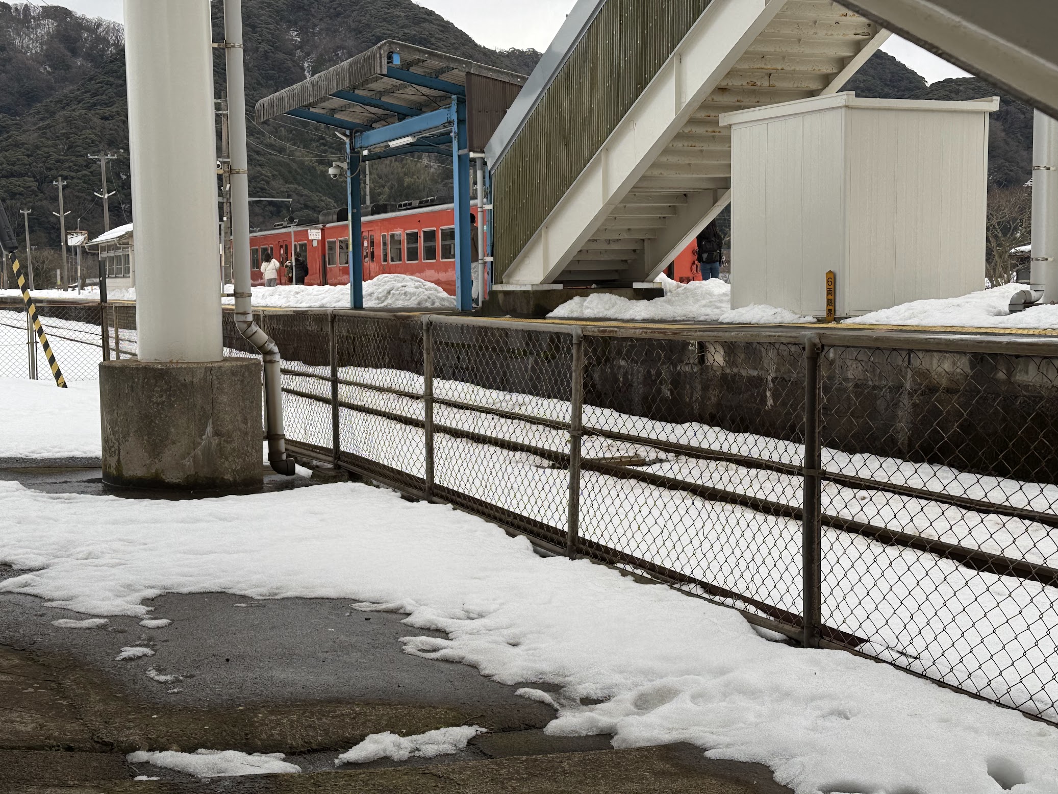 雪の時期の佐津駅