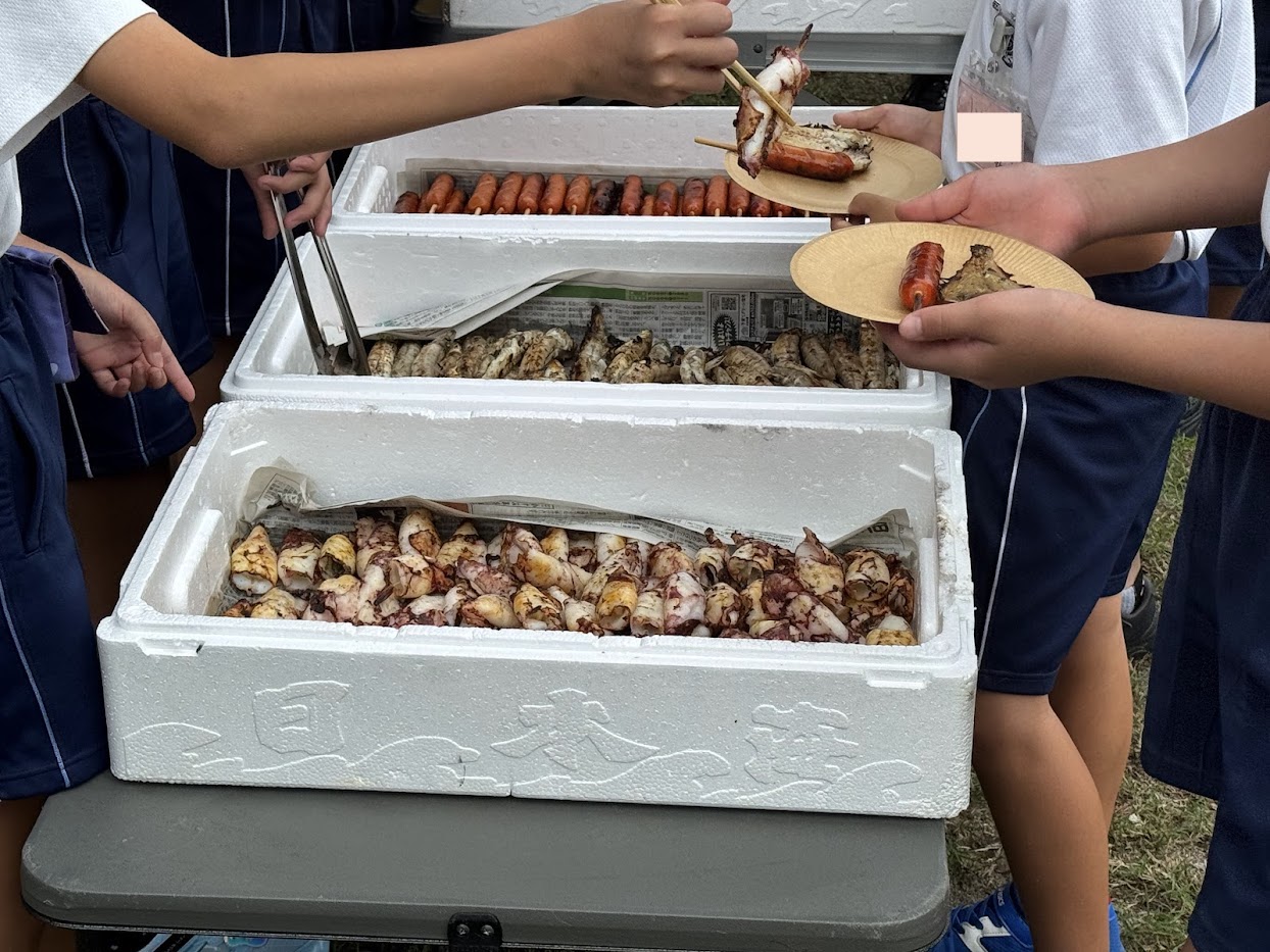 BBQで焼いた食べ物を配布