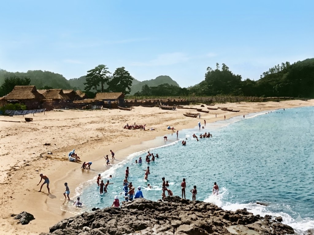 カラー処理した戦前の佐津海水浴場の写真