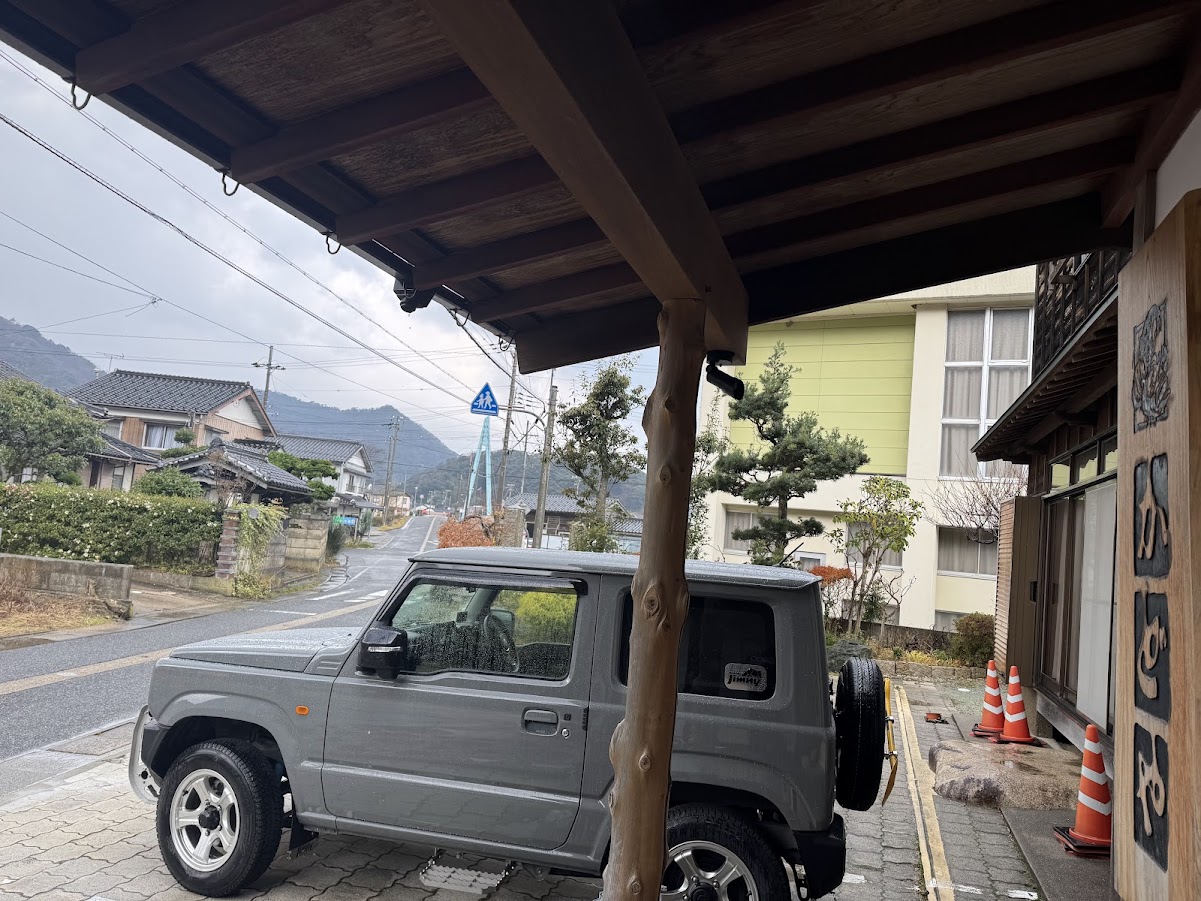 かどや玄関前(12月中旬・雨)