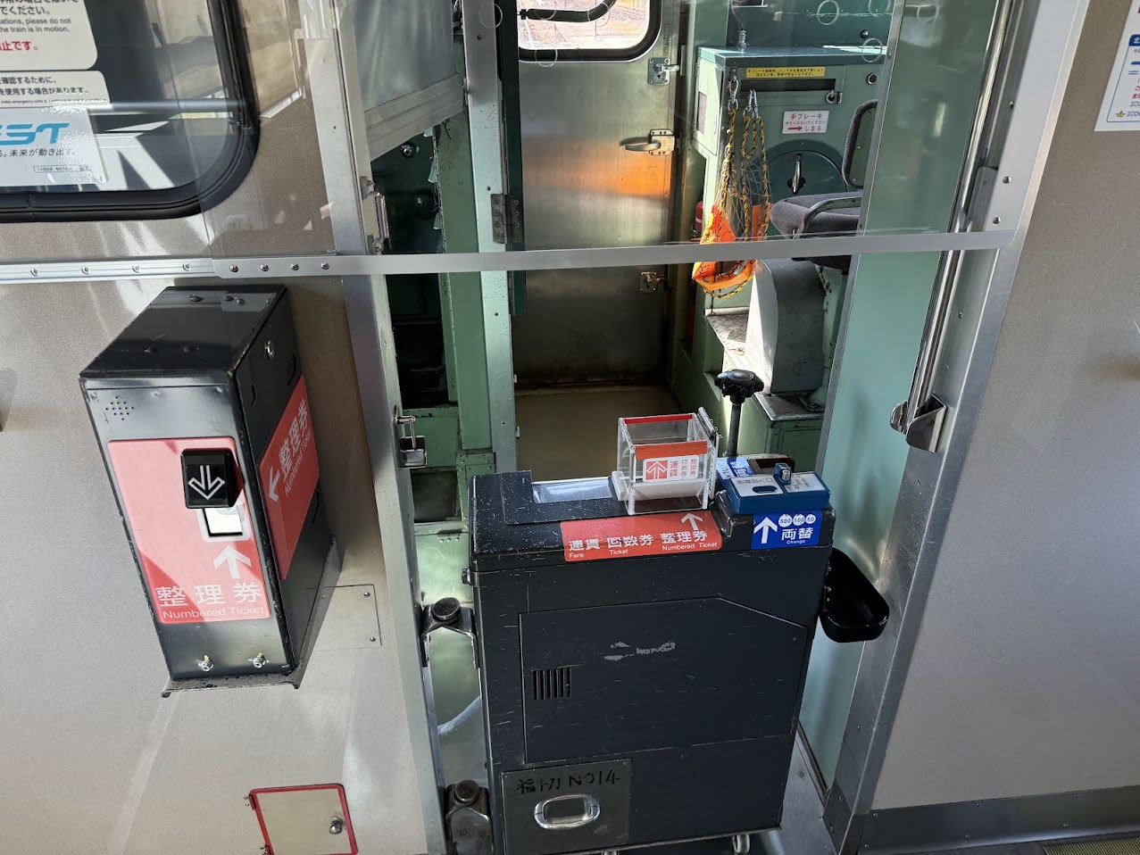 降車口に運賃箱もあります