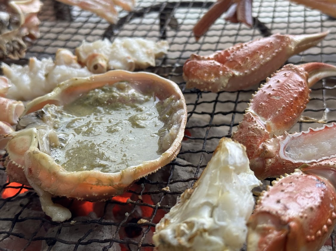 お昼時に撮影したカニ炭火焼写真