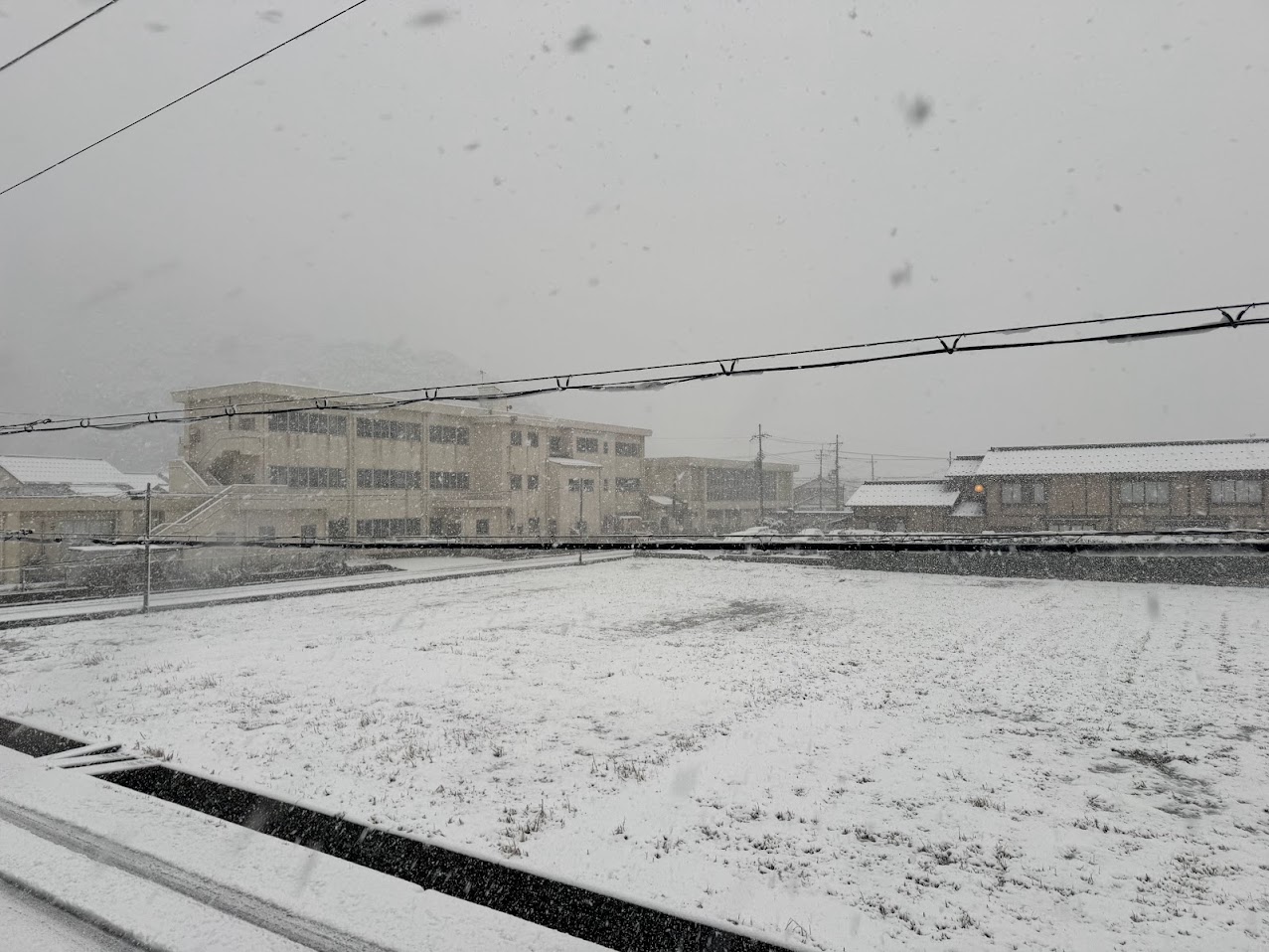 令和8年1月2日早朝、降雪により真っ白になった佐津集落