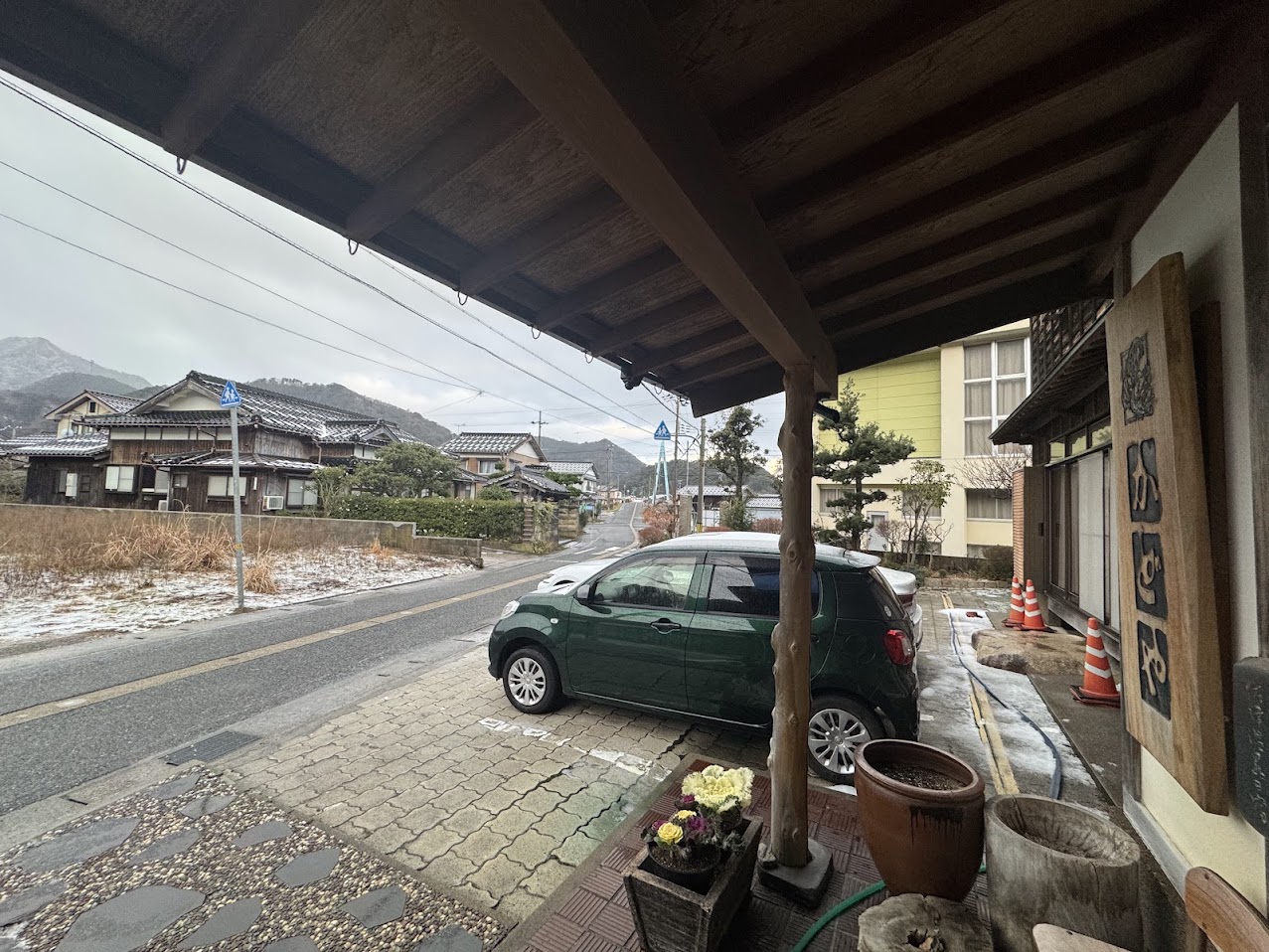 うっすらと雪で白くなっていた昨日1月9日朝のかどや前