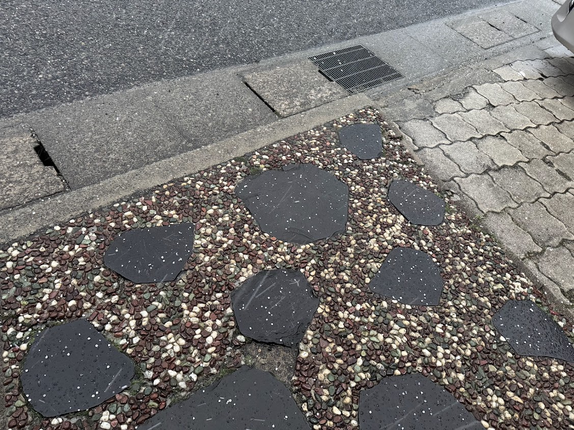 地面に目視できるアラレの粒