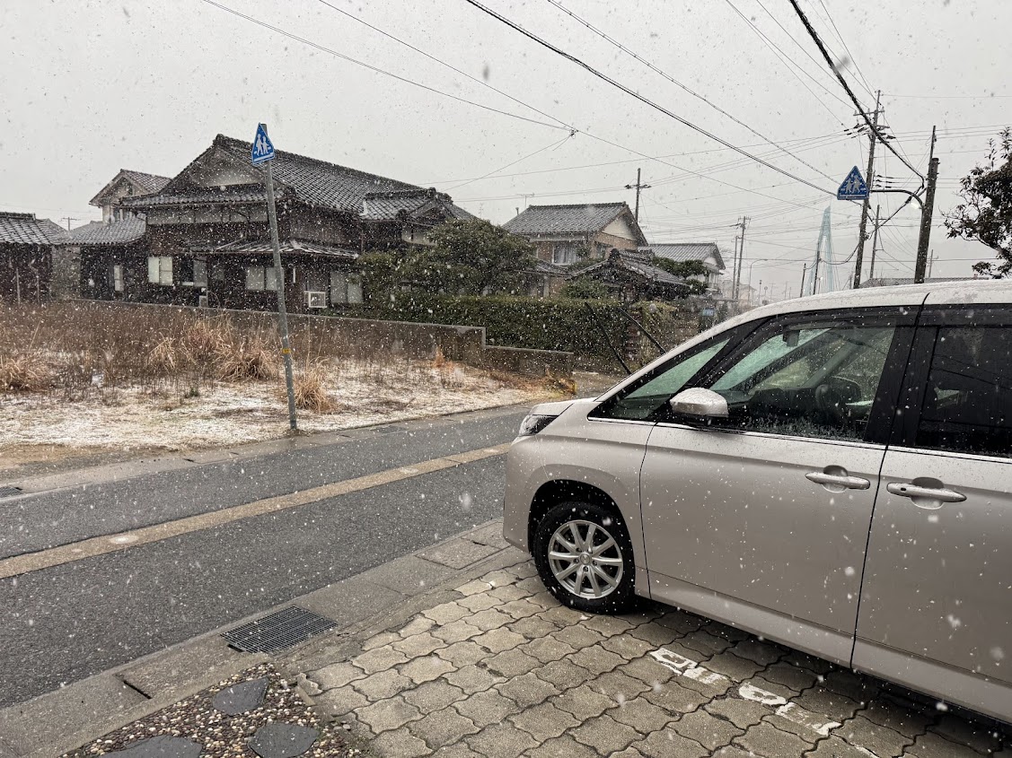 アラレとは違い、積もるタイプの雪