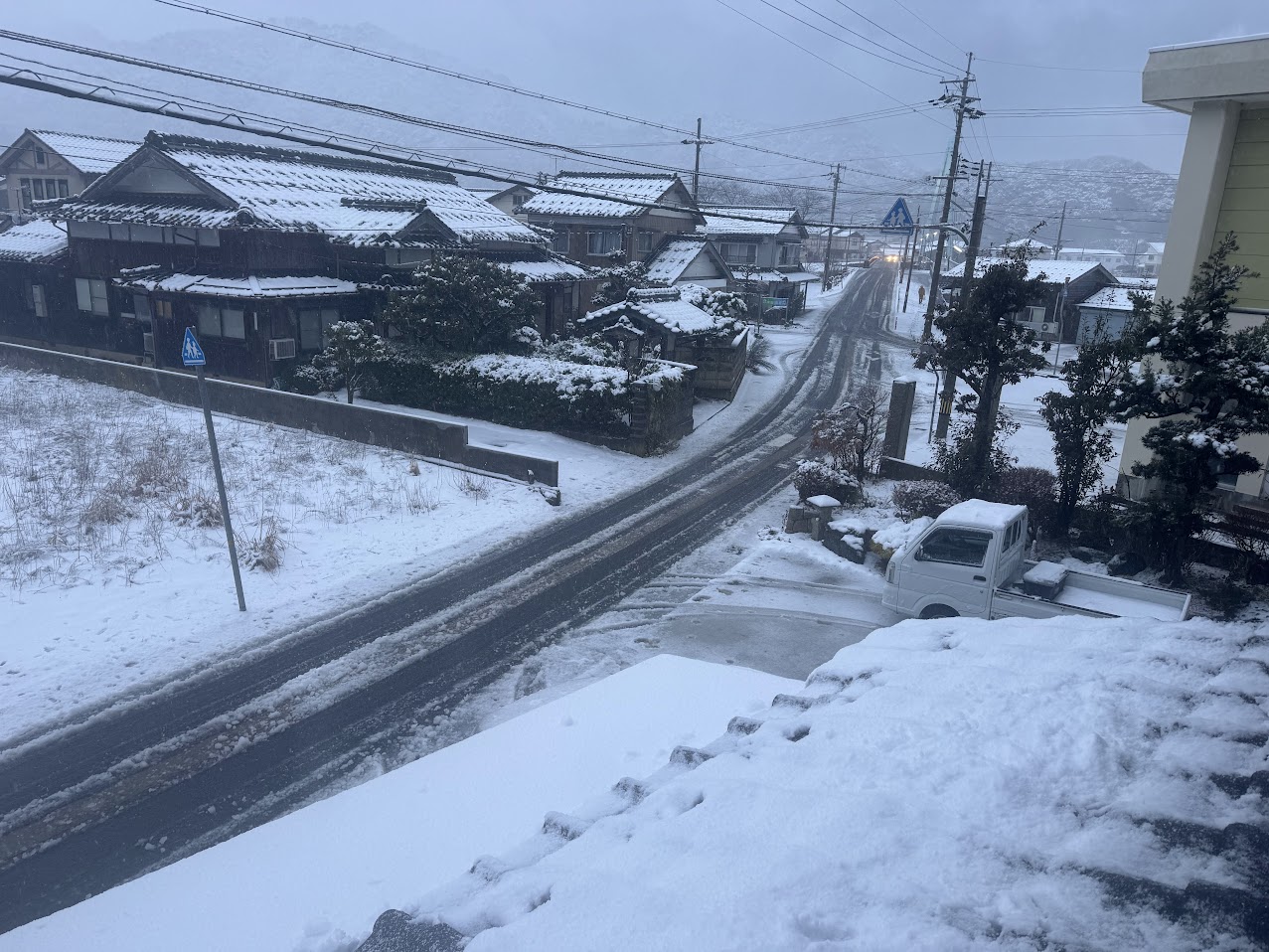 民宿かどや2階よりR8.1.21.PM5時頃の雪模様