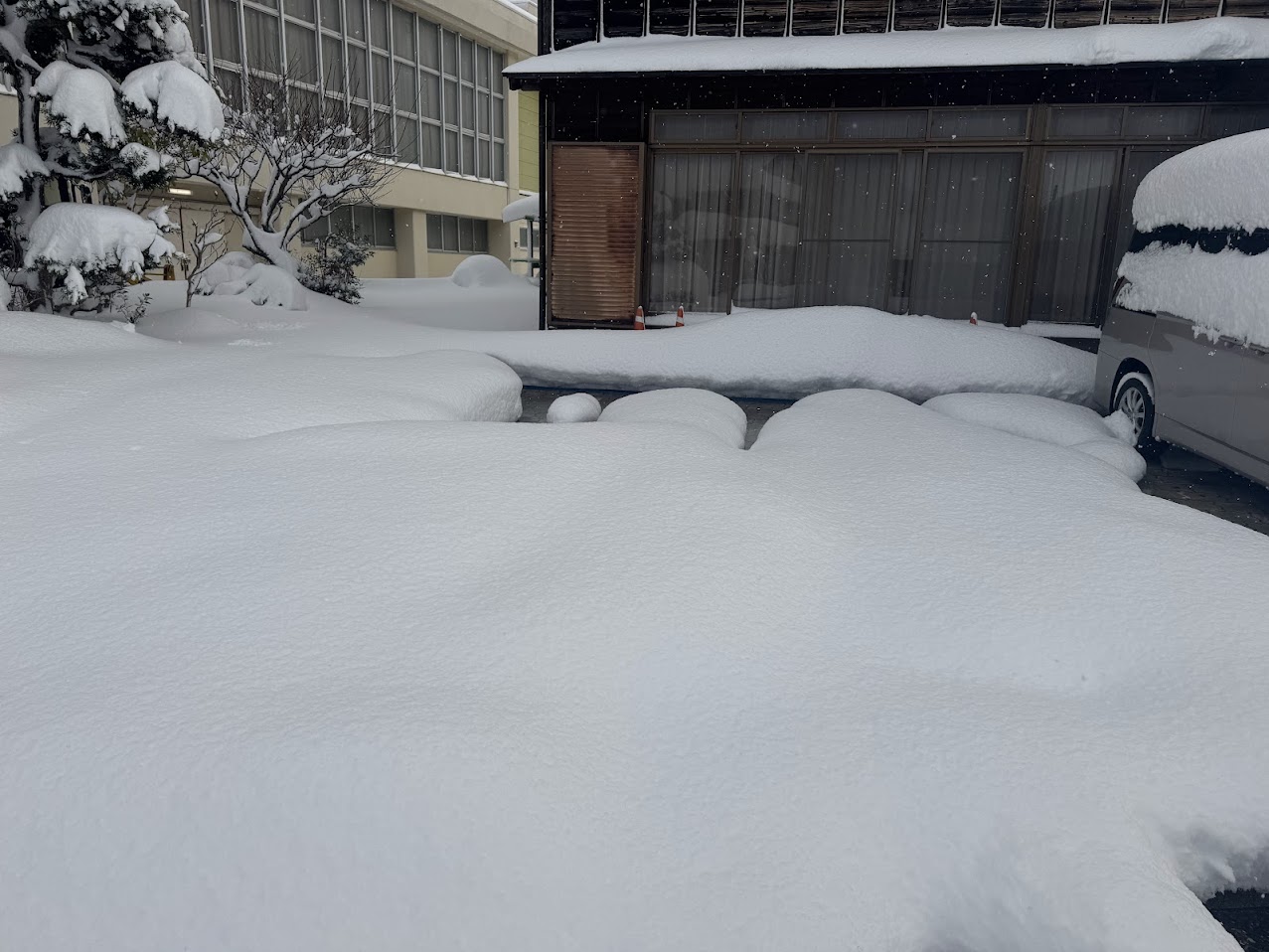 ビフォー（雪かき前のかどや駐車場）