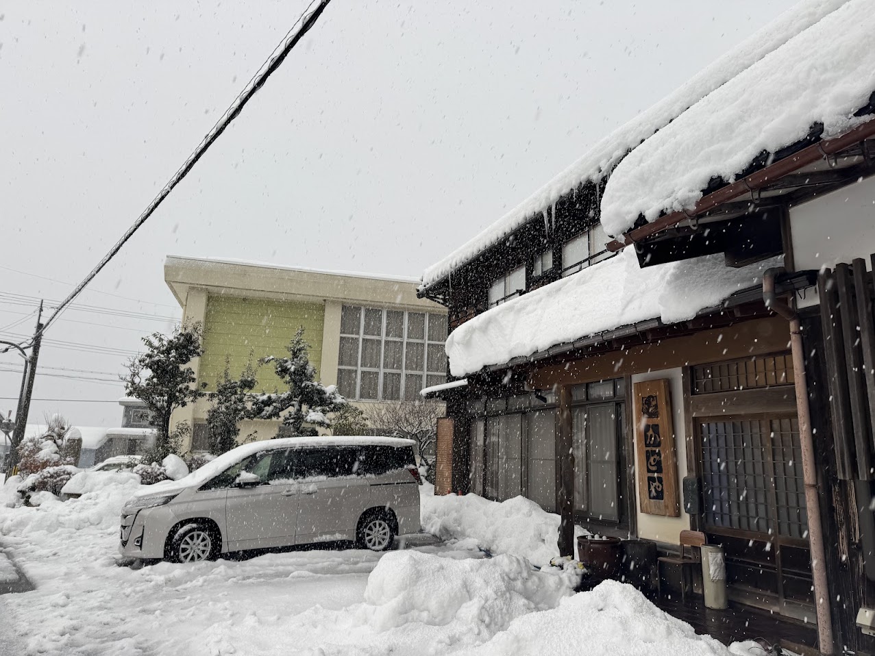 降雪中のかどや玄関