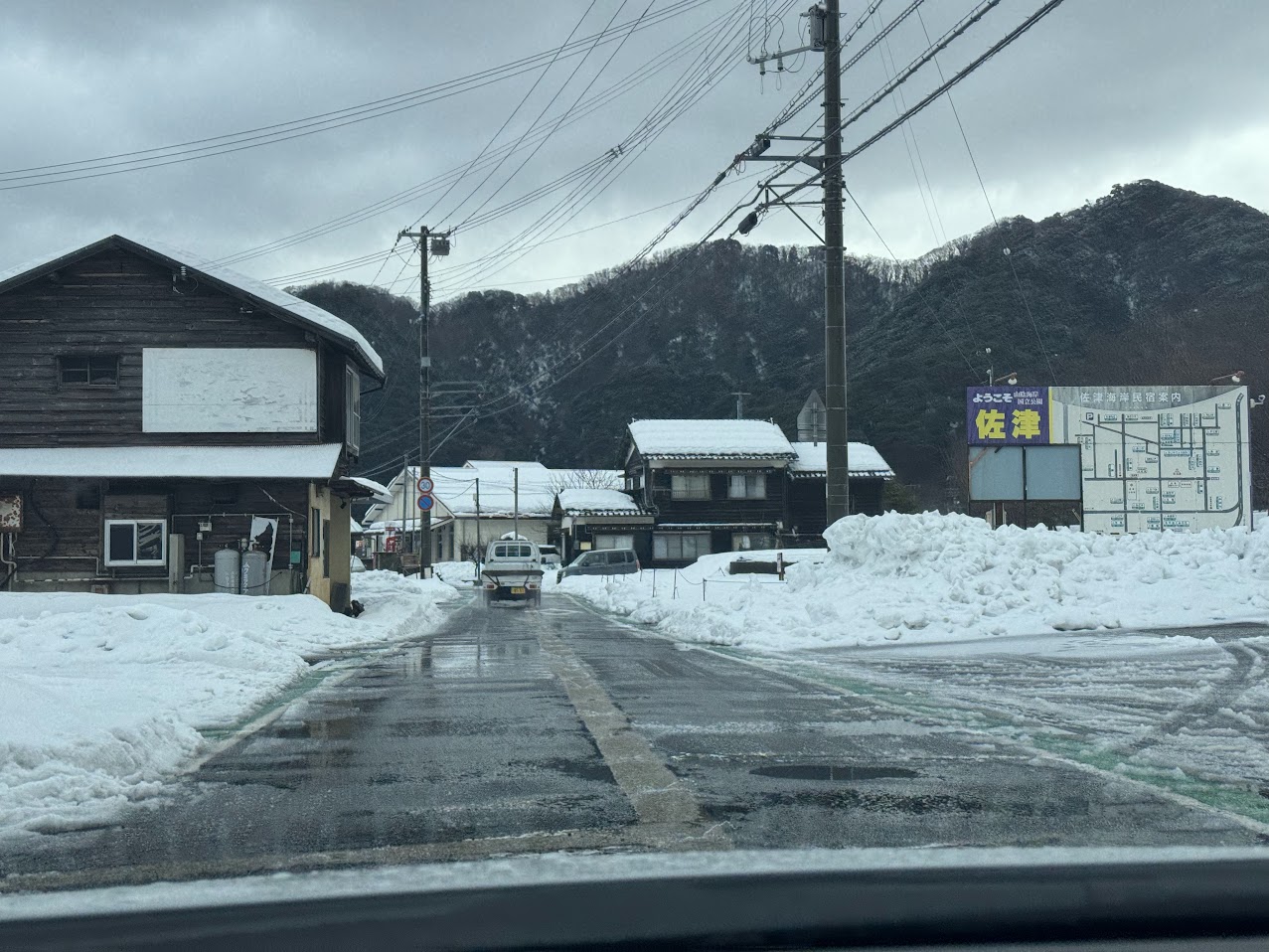 降雪時の佐津駅前の町道