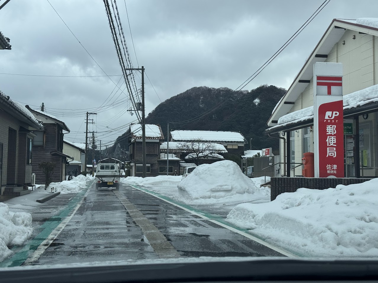 降雪時の佐津郵便局前の町道